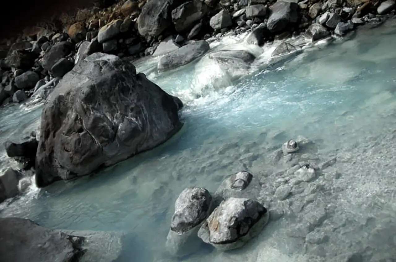 aliran sungai bercampur belerang di kawah ratu gunung salak